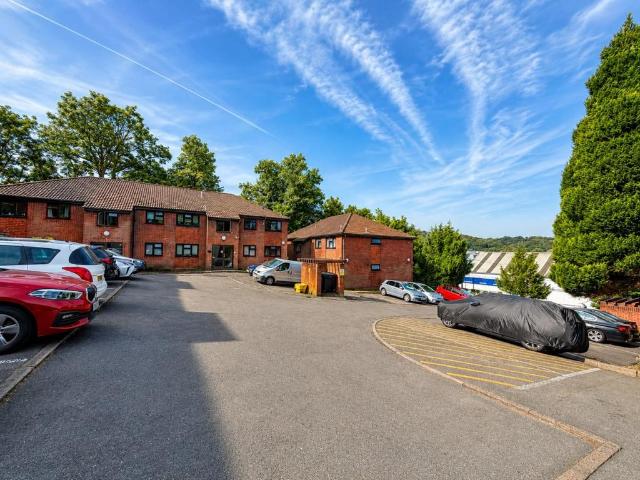 Kaybridge Close, Hp13 2 bed apartment to rent £1,350 pcm £312 pw