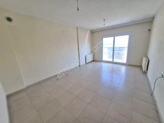 Kaymakamlık Karşısı Az Katlı Kombili 2+1 Geniş Kiralık Daire