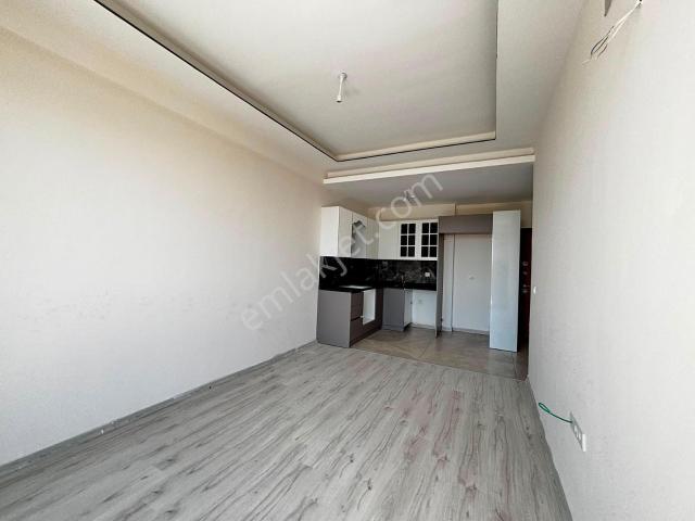 Kaynar Gayrimenkul'den Çeşmeli'de Deniz Manzaralı Kiralık 1+1