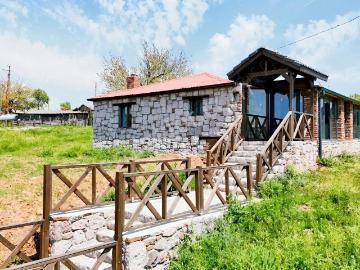 Kaz Dağları Eteğinde Bahçeli 455 M2 Arsa İçerisinde Taş Ev
