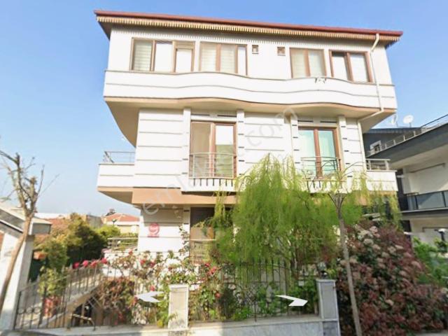 Kazım Karabekirde Kiralık 3+1 Eşyalı Aile Apartmanında Daire