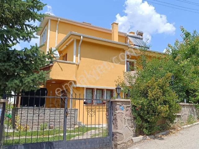 Kazan Yeşilova Villalarında Bağımsız Köşe Lüks Tripleks Villa