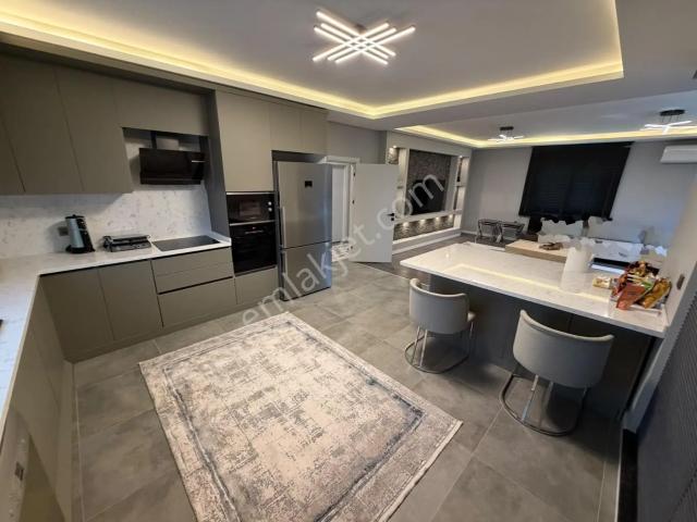 Kazan Fatihte Köşe Ultra Lüx Modern Yapılı Eşyalı Satılık Villa