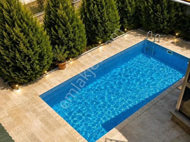 Kemalpaşa Aşağıkızılca'da Triplex Havuzlu Satılık Villa