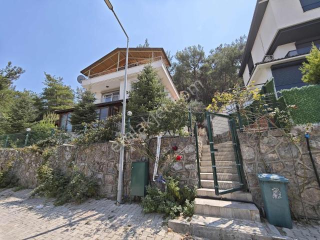 Kemalpaşa Da 800 M2 Arsa Paylı Satılık Tripleks Tadilatlı Villa