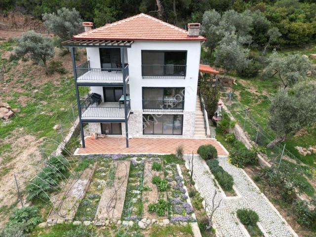 Kemalpaşa Dereköy’de Satılık Tripleks Özel Tasarımlı Villa