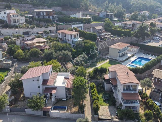 Kemalpaşa Çınarköy'de Ortak Havuzlu Site İçi Satılık Villa