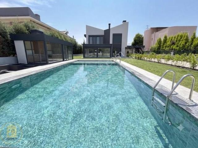 Kemalpaşa Ulucak 1010m2 Arsa İçinde 4+1 Satılık Villa