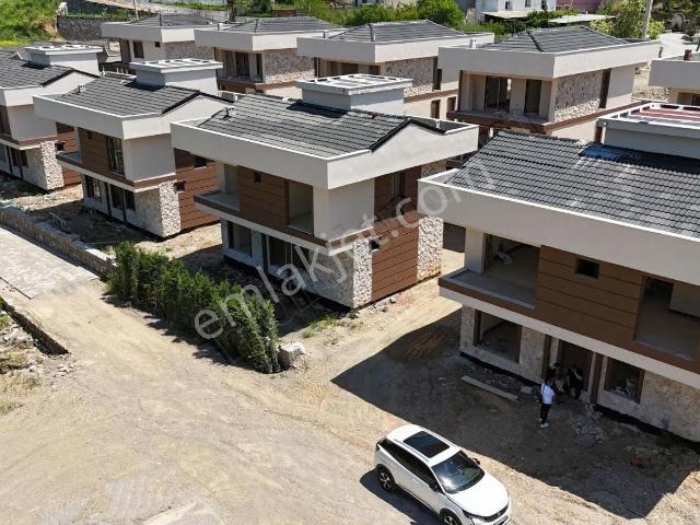 Kemalpaşa Yukarıkızılca İnci Konakları'nda Satılık Dubleks Villa