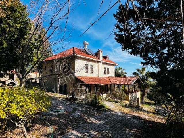 Kemer Beycik'te Geniş Arsa Alanına Sahip Satılık Villa