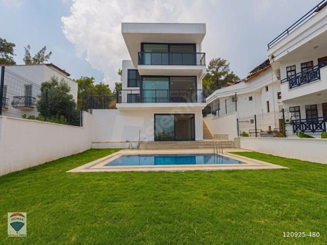 KEMER MERKEZDE DENIZ MANZARALI HAVUZLU 6+1 MÜSTAKIL VİLLA