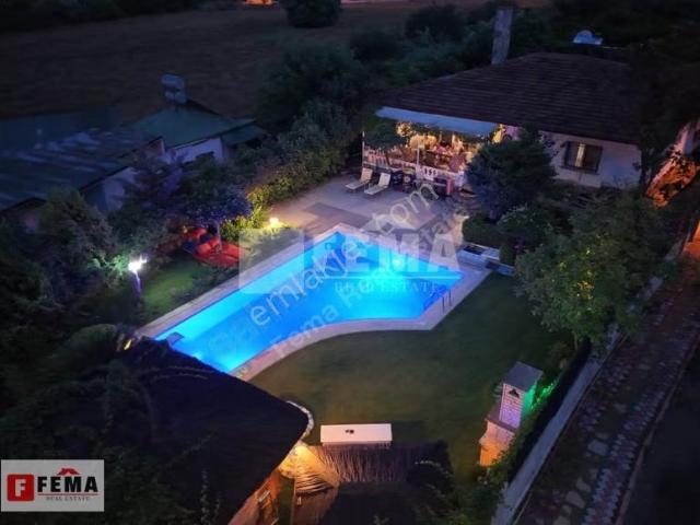 Kemer Merkezde Özel Havuzlu Satılık Müstakil Ev 562 M² Arsa