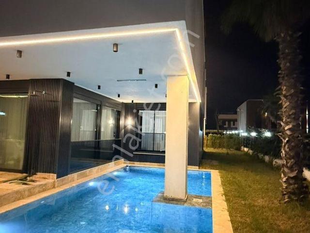 Kemerağzı'nda Lüks 4+1 Mustakil Havuzlu Satılık Villa