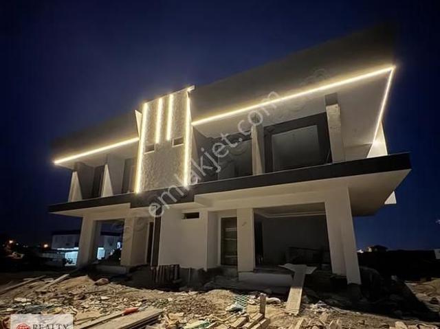 Kemerağzında Vatandaşlığa Uygun, Müstakil Havuzlu Lüks 4+1 Villa