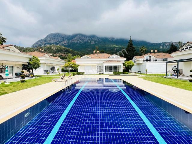 Kemerde Büyük Havuzlu Ve Full Eşyalı Satılık 2+1 İkiz Villa