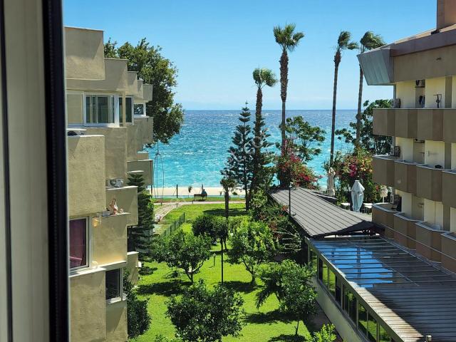 Kemer'de Denize Sıfır Sitede 2+1 Deniz Manzaralı Satılık Daire