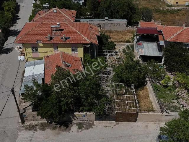 Kemerhısar Merkezde Geniş Bahçeli Müstakil Ev
