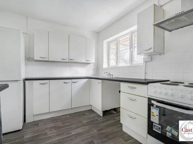 Kempe Road, Enfield, EN1 2 bed flat to rent £1,750 pcm £404 pw