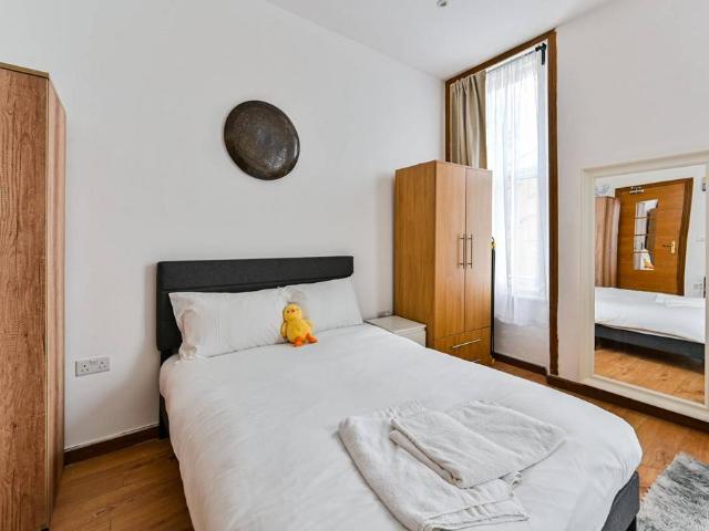 Kempsford Gardens, Earls Court. Studio to rent £2,059 pcm £475 pw