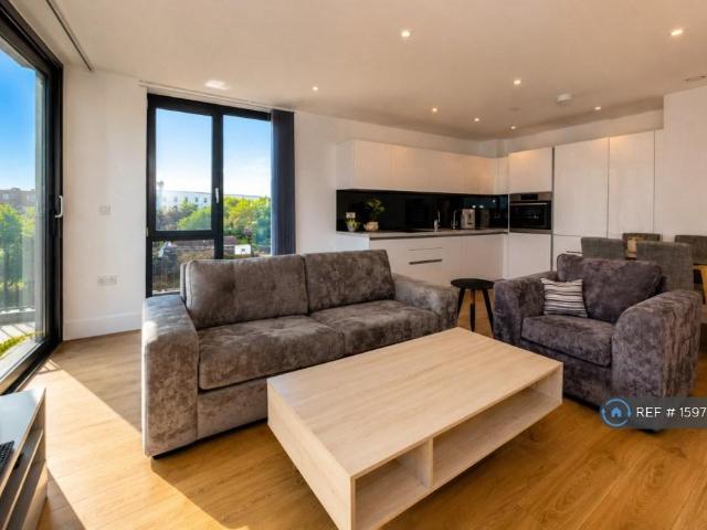 Kempton House, Staines Upon Thames, TW18 2 bed flat to rent £1,800 pcm £415 pw