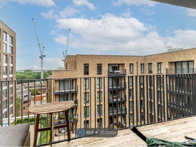 Kempton House, Staines Upon Thames TW18, 2 bed flat to rent, £1,950 pcm | PrimeLocation