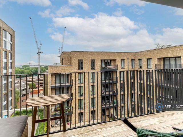 Kempton House, Staines Upon Thames, TW18 2 bed flat to rent £1,950 pcm £450 pw