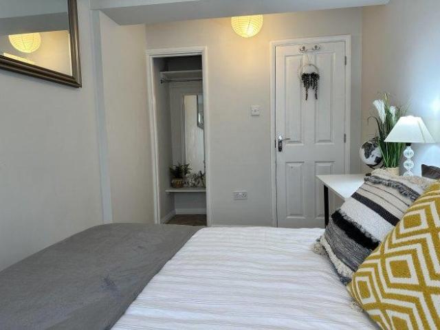 KEMSING GARDENS 5 bed house share to rent £2,250 pcm £519 pw