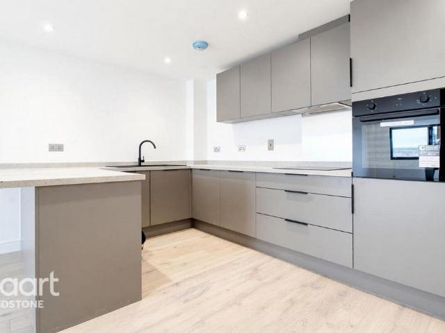 Kent House, Kent 2 bed apartment to rent £1,350 pcm £312 pw
