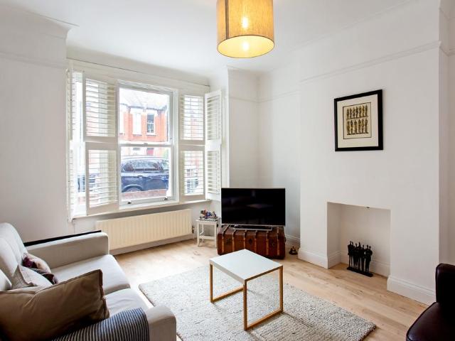 Kent Road, Chiswick, London, W4 3 bed semi detached house to rent £4,000 pcm £923 pw