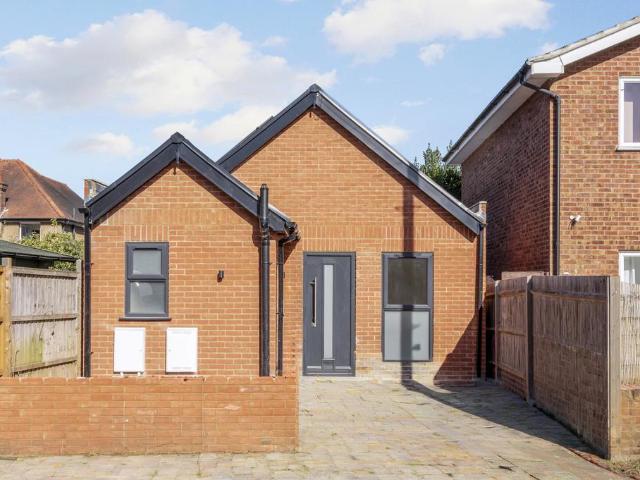 Kent Way, Surbiton KT6 1 bed bungalow to rent £2,000 pcm £462 pw