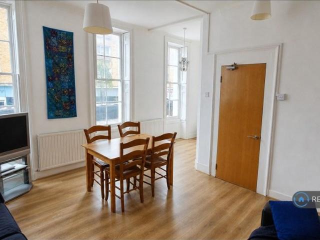 Kentish Town Road, London, NW5 4 bed flat to rent £4,000 pcm £923 pw