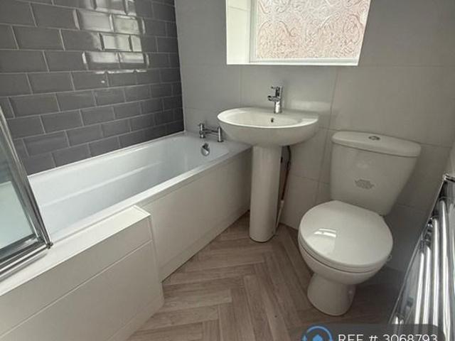 Kentucky Street, Oldham, OL4 2 bed terraced house to rent £900 pcm £208 pw