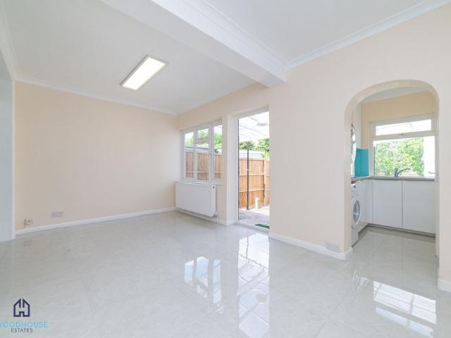 Kenver Avenue, London, N12 Four Bedroom Semi Detached House To Rent £840pw / £3,640pcm