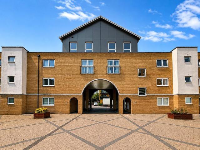 Kenway, Southend on Sea, Essex, SS2 1 bed flat to rent £875 pcm £202 pw