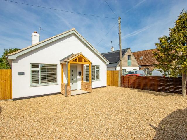 Kenwood Road, Heacham 3 bed detached bungalow to rent £1,500 pcm £346 pw