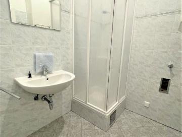 KENYONGASSE, 76 m2 Altbau, 3 Zimmer, Extraküche, Duschbad, Parketten, WG geeignet, Westbahnhof Nähe