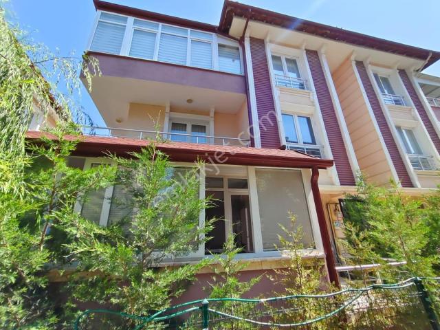 Kenan Uzman'dan Sporkent'te Eşyalı Lüks Tripleks Villa