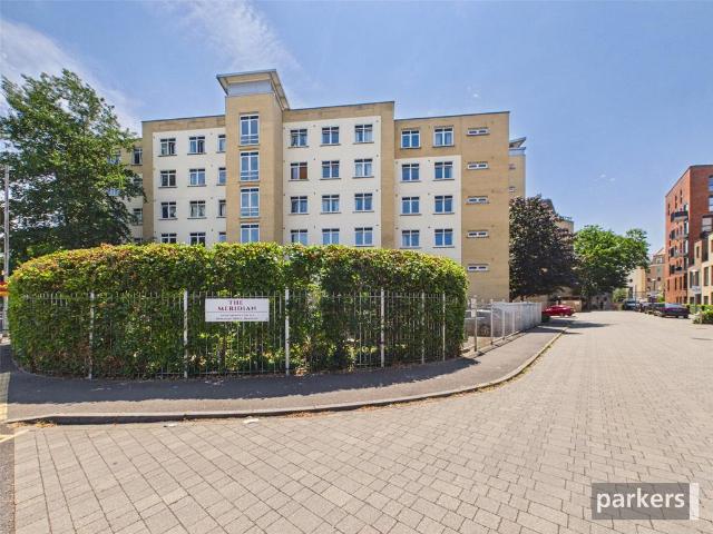 Kenavon Drive, Berkshire RG1 2 bed apartment to rent £1,600 pcm £369 pw