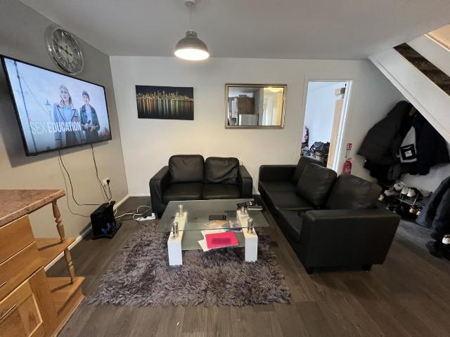 Kendal Close, Woodhouse, Leeds, West Yorkshire LS3, 4 bed shared accommodation to rent, £2,392 pcm | PrimeLocation