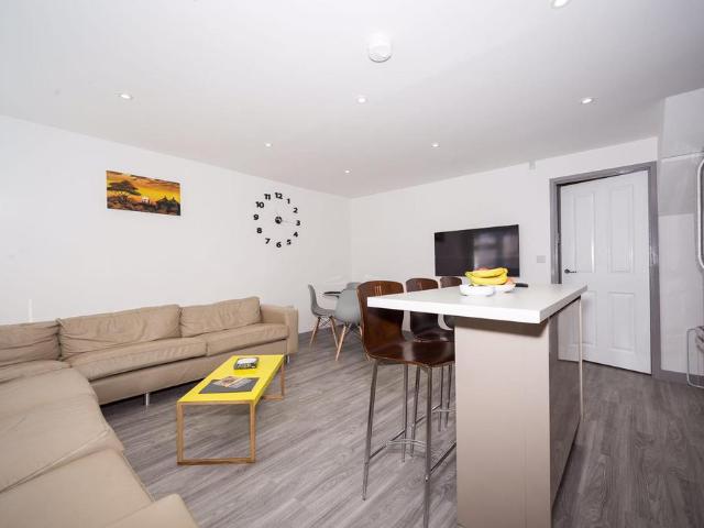 Kendal Lane, Leeds LS3 4 bed house to rent £2,981 pcm £688 pw