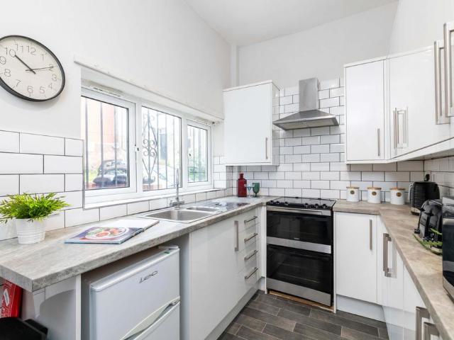 Kendal Lane, Leeds LS3 6 bed house to rent £4,212 pcm £972 pw