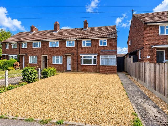 Kendall Road, Kempston, Bedford 3 bed semi detached house to rent £1,500 pcm £346 pw
