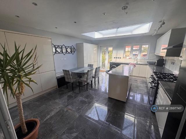Kenilworth Avenue, Romford, RM3 4 bed terraced house to rent £2,300 pcm £531 pw
