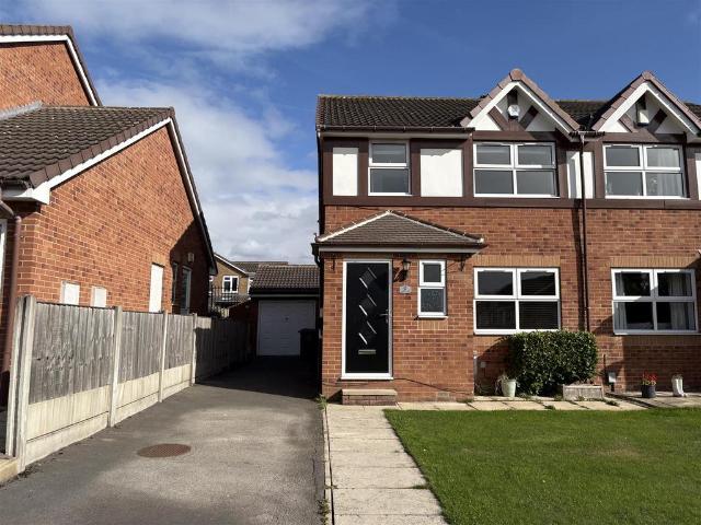 Kenilworth Close, Mirfield WF14 3 bed semi detached house to rent £1,250 pcm £288 pw