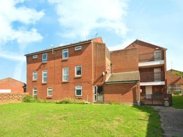 Kennet Close, Aylesbury, 2 Bedroom Maisonette