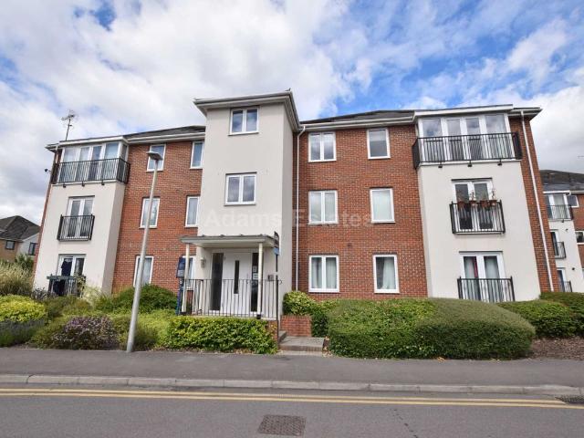 Kennet House, Regis Park RG6, 2 bed flat to rent, £1,550 pcm | PrimeLocation
