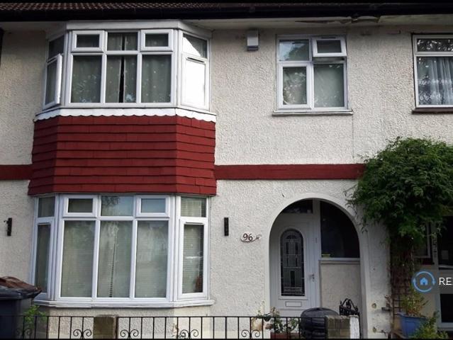 Kenneth Road, Romford, RM6 3 bed terraced house to rent £2,300 pcm £531 pw