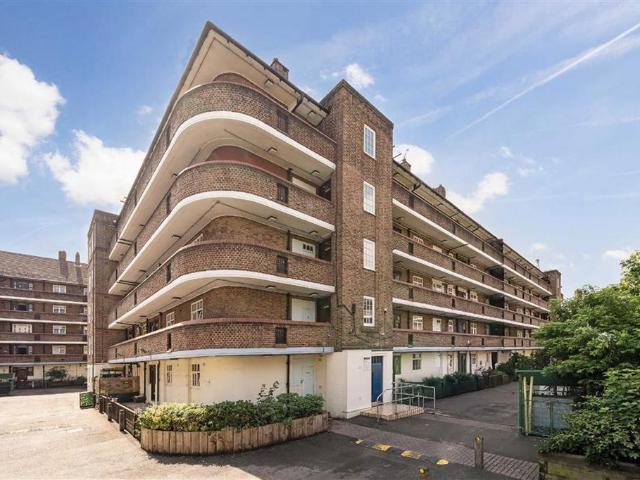 Kennington Park Road, London SE11 3 bed flat to rent £3,150 pcm £727 pw