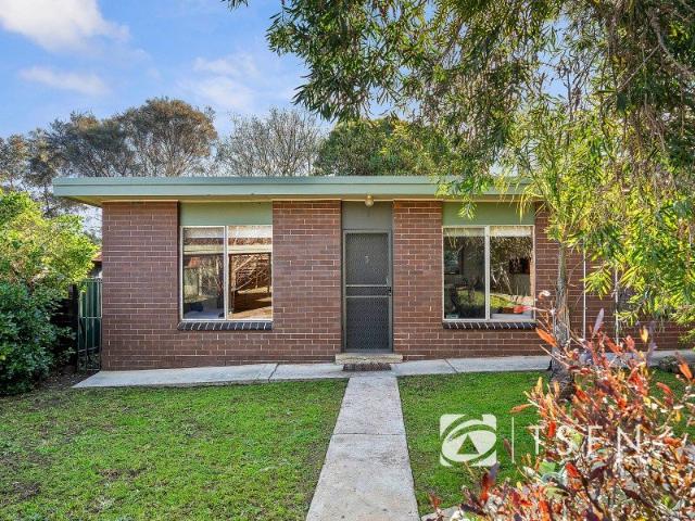 Kennington 2 Bedroom Brick Unit, Refreshed and Updated