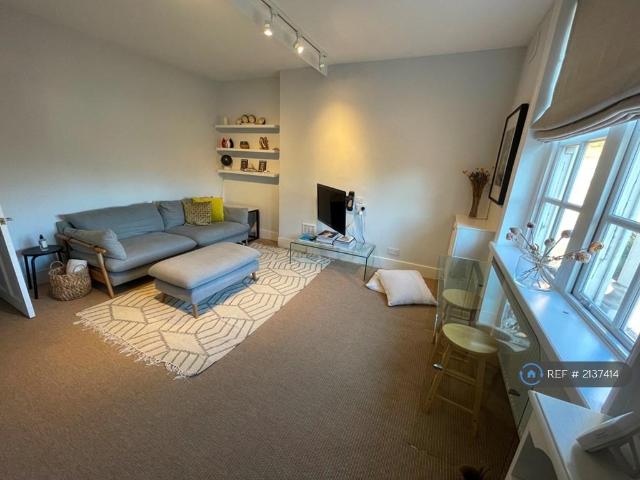 Kensington Mall, London, W8 2 bed flat to rent £3,300 pcm £762 pw